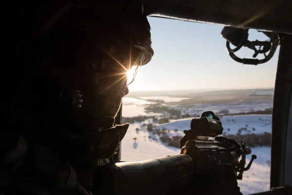 युक्रेनियन सैन्य हेलिकॉप्टर अँटीटिरिओरीच्या क्षेत्राचे रक्षण करते — स्टॉक फोटो, इमेज
