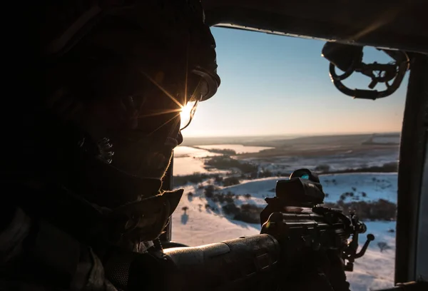 Гелікоптер української армії патрулює територію антитерористів. — стокове фото
