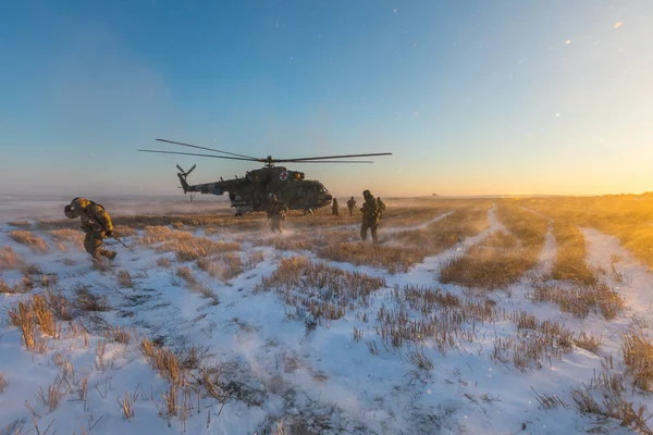 Ukrainian army helicopter patrols the area of of the antiterrori — Stock Photo, Image