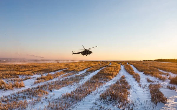 Helicóptero do exército ucraniano patrulha a área dos antiterroristas — Fotografia de Stock