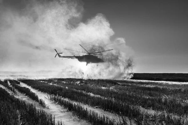 Helicóptero do exército ucraniano patrulha a área dos antiterroristas — Fotografia de Stock