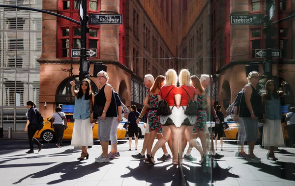 Manhattan reflexiones escena callejera —  Fotos de Stock