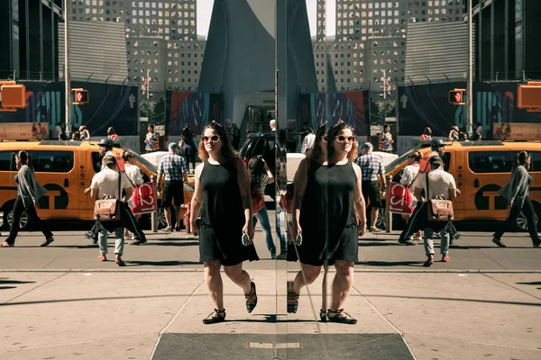 Manhattan reflektiert Straßenszene — Stockfoto