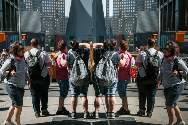 Manhattan reflektiert Straßenszene — Stockfoto