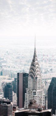 Manhattan caddeleri ve Chrysler Binası ile çatılar