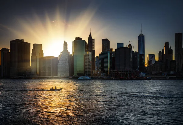 Skyline di Manhattan durante il tramonto — Foto Stock