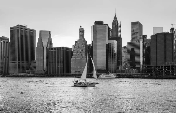 Segelboot in den Gewässern des East River — Stockfoto