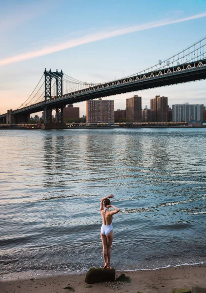 Mujer joven de pie en la orilla del río Este —  Fotos de Stock