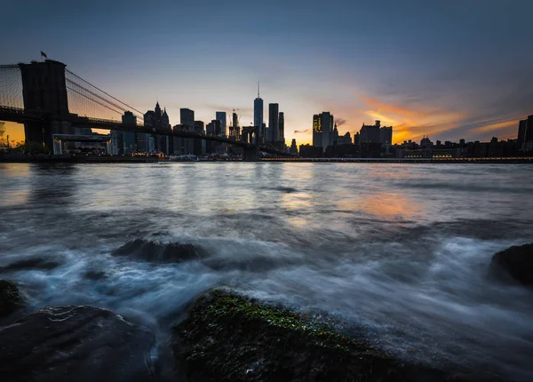 Manhattan skyline with Brooklyn Bridge — Stock Photo, Image