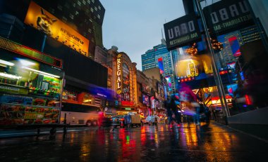 Işıklar, Manhattan sokaklarında reklam akşam zaman