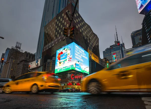 Luces de publicidad en las calles de Manhattan por la noche — Foto de Stock