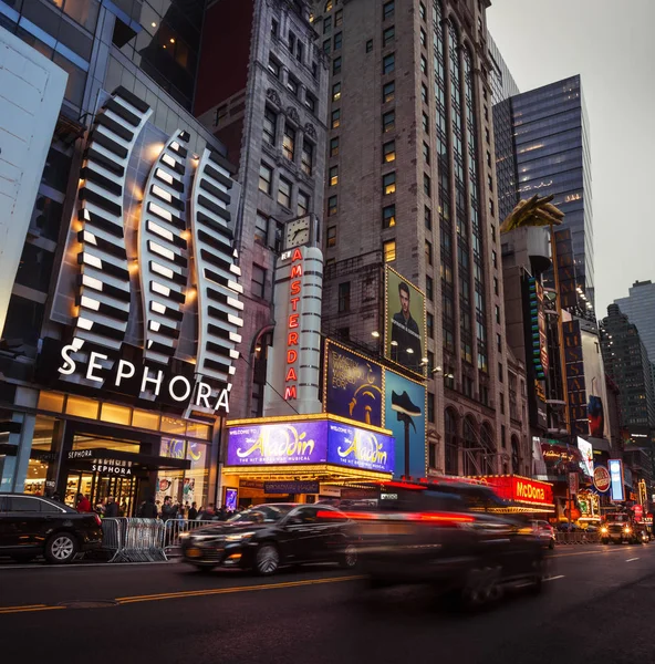 W 42nd St en Nueva York por la noche — Foto de Stock