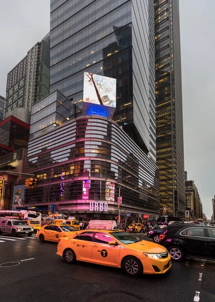 Luces de publicidad en las calles de Manhattan por la noche — Foto de Stock