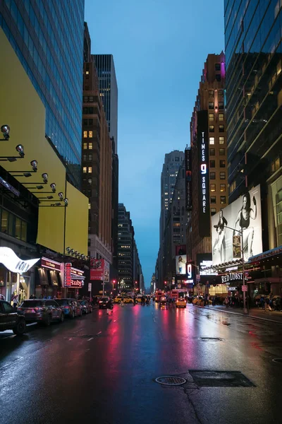 Las calles de Nueva York a la hora de la noche —  Fotos de Stock