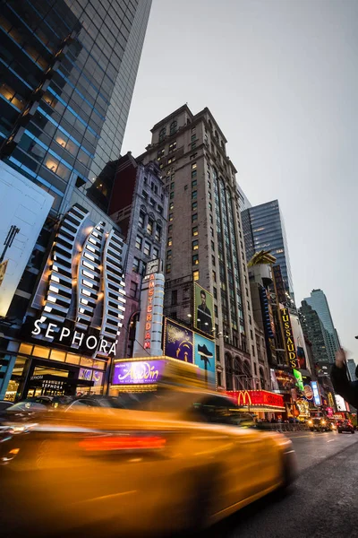 W 42nd St en Nueva York por la noche — Foto de Stock