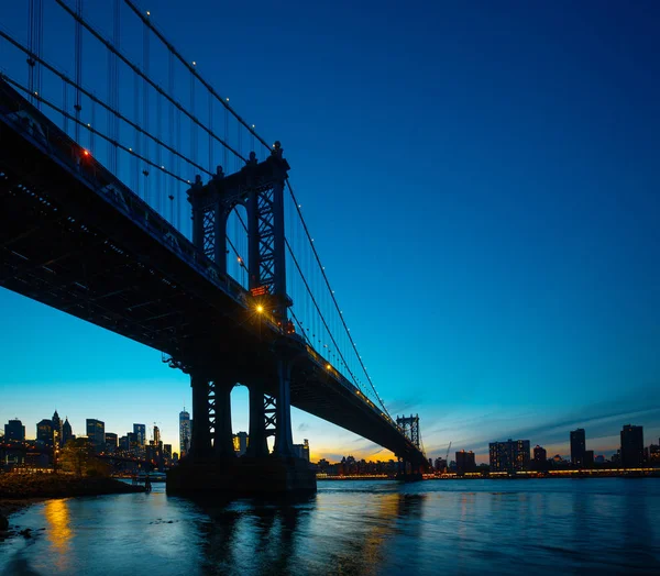 Manhattanský most v noci — Stock fotografie