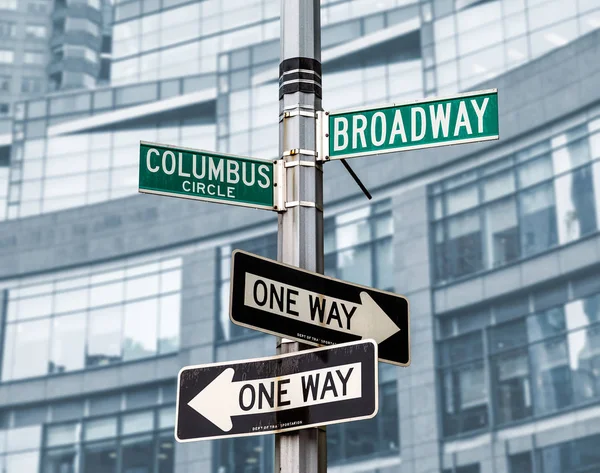 Broadway ve Columbus circle köşesinde roadsigns — Stok fotoğraf