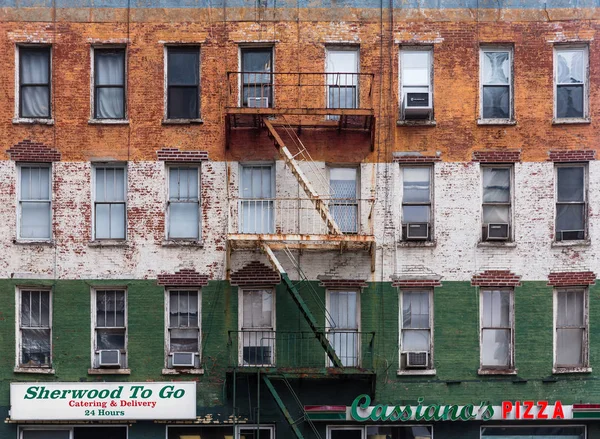 Manhattan'da eski bir binanın dış cephe — Stok fotoğraf