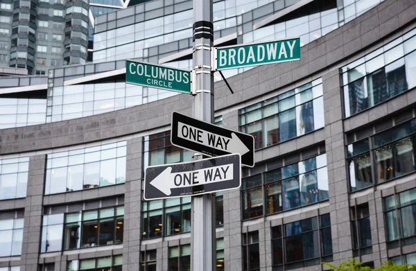 Señales de tráfico en la esquina de Broadway y el círculo de Colón — Foto de Stock