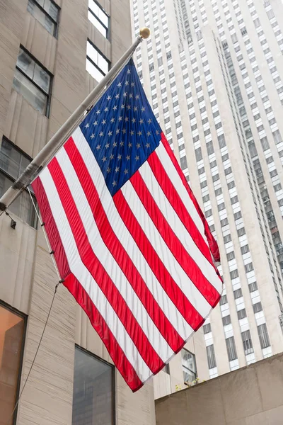 Americká vlajka na Rockefeller Center — Stock fotografie