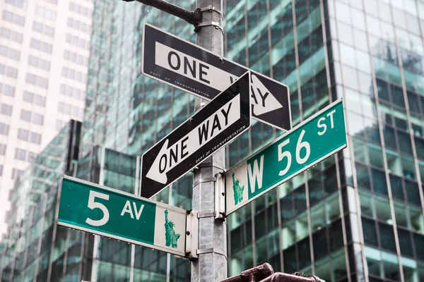 Fifth avenue and W 56 st crossroad in New York — Stock Photo, Image