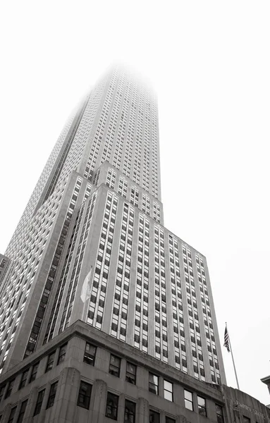 Empire State Building debout dans le brouillard — Photo