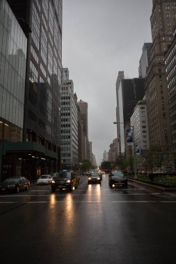 Manhattan sokaklarında arabalar ışıkları