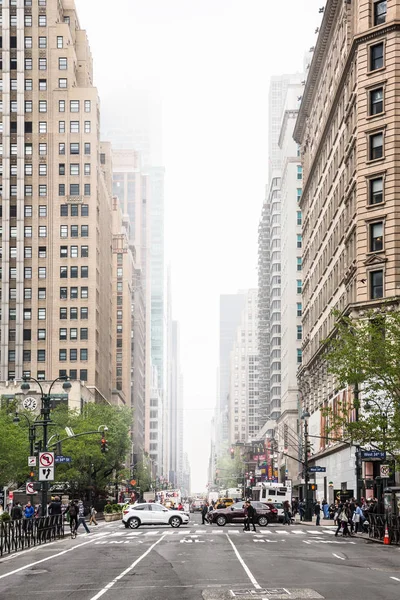 Les rues de Manhattan par une journée brumeuse — Photo
