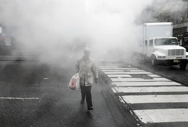 Dampf aus dem Straßenuntergrund in Nyc — Stockfoto