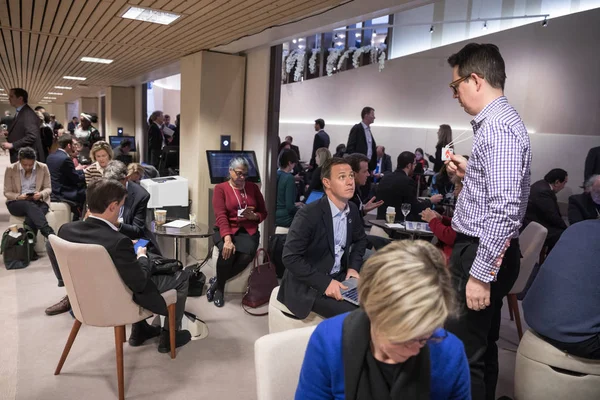 Werkende momenten tijdens het World Economic Forum in Davos — Stockfoto