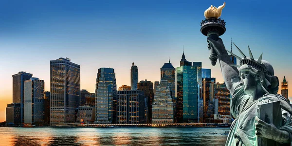 与自由女神像纽约城的天际线全景 — 图库照片