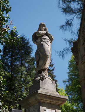Lviv mezarına eski heykel