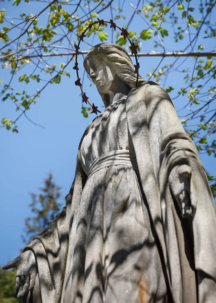 Ancienne statue sur la tombe à Lviv — Photo