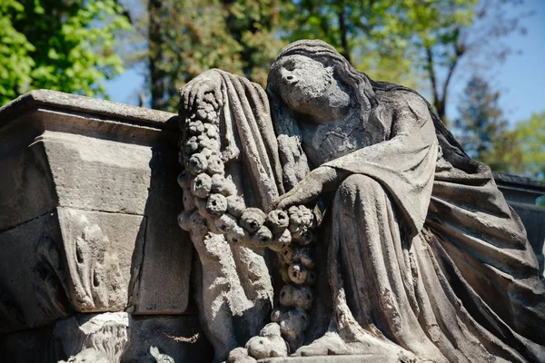 Antigua estatua en la tumba en Lviv — Foto de Stock