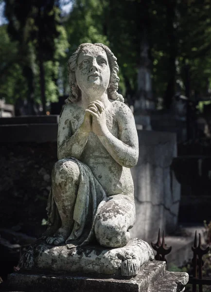 Ancienne statue sur la tombe à Lviv — Photo