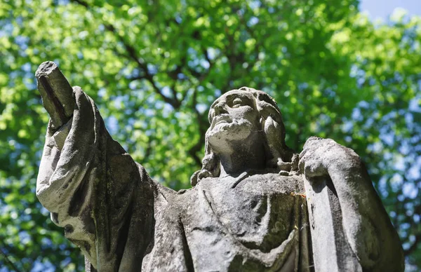 Oude standbeeld op graf in Lviv — Stockfoto