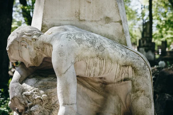 Старий статуя на могилі у Львові — стокове фото