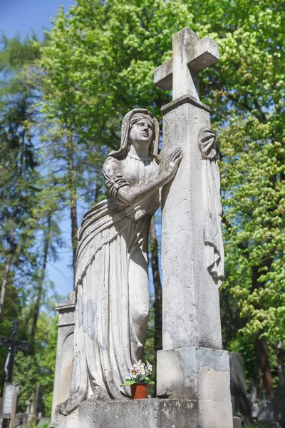 Ancienne statue sur la tombe à Lviv — Photo