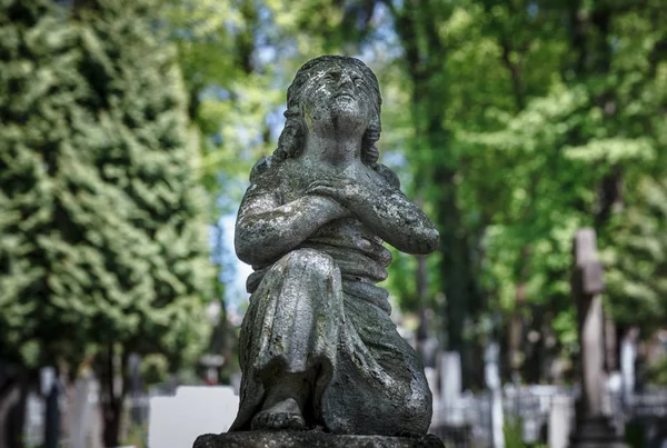 Gamla statyn på grav i Lviv — Stockfoto