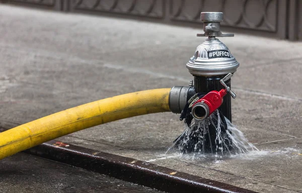 Пожарный гидрант на улицах Манхэттена — стоковое фото
