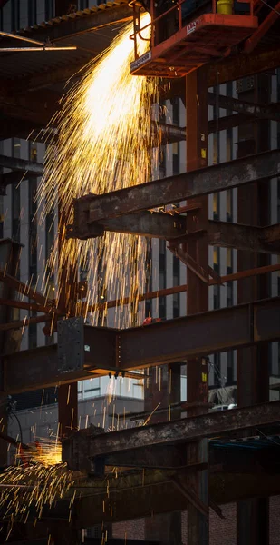 Metallschweißarbeiten auf der Baustelle — Stockfoto