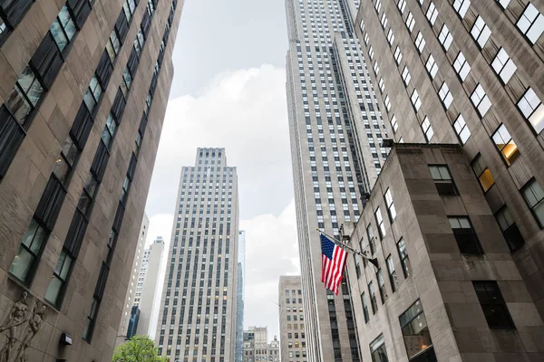 Bandiera americana per le strade di Manhattan — Foto Stock