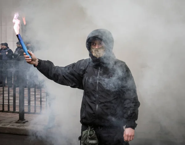 Nationalistiska grupper bränna nödraketer under mars av värdighet i Kiev — Stockfoto