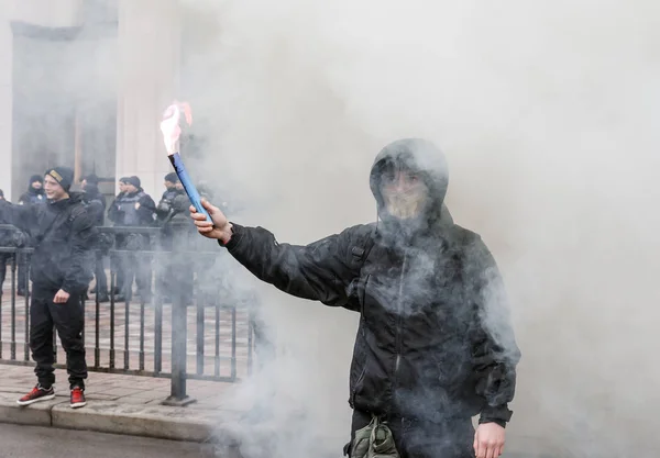 Des groupes nationalistes brûlent des fusées éclairantes pendant la marche de la dignité à Kiev — Photo