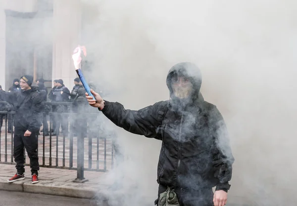 Nacjonalistycznymi spalić flary podczas marszu godności w Kijowie — Zdjęcie stockowe