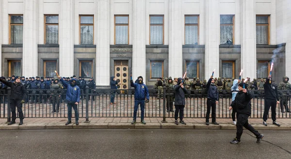 Nacionalistické skupiny vypálit světlice během března důstojnosti v Kyjevě — Stock fotografie