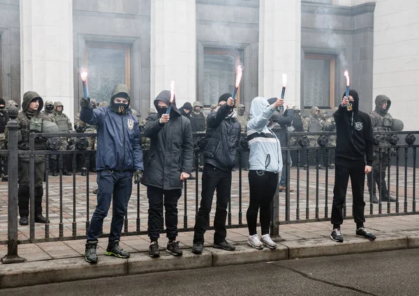 Εθνικιστικές ομάδες φωτοβολίδες κάψετε κατά τη διάρκεια Μαρτίου της αξιοπρέπειας στο Κίεβο — Φωτογραφία Αρχείου