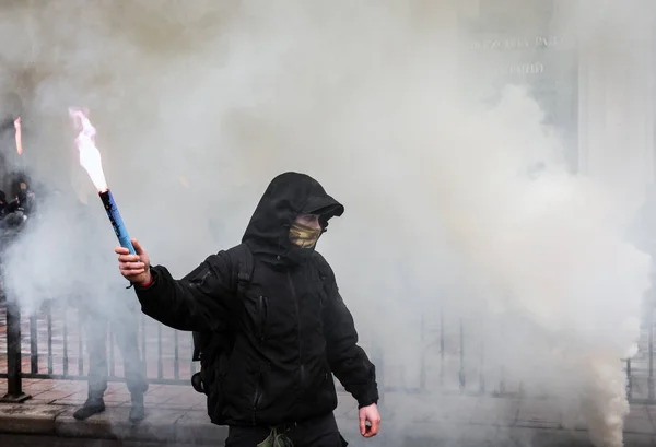 Nacjonalistycznymi spalić flary podczas marszu godności w Kijowie — Zdjęcie stockowe