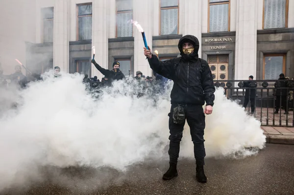 Milliyetçi gruplar Mart Kiev asalet sırasında işaret fişeği yakmak — Stok fotoğraf
