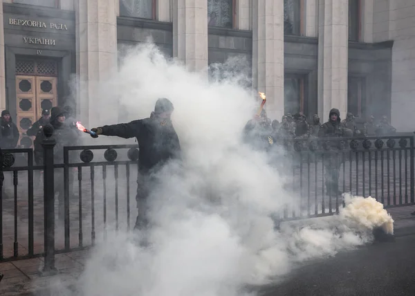 Націоналістичні групи горіти сигнальні ракети протягом березня гідністю в Києві — стокове фото
